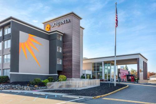 La Quinta Inn & Suites by Wyndham Clifton