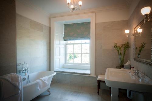 Falls Hotel & Spa - image 11