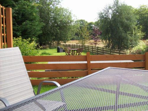 Skats, Waterloo Farm Shepherds Hut Glamping with Sun Lounge in Bankfuta