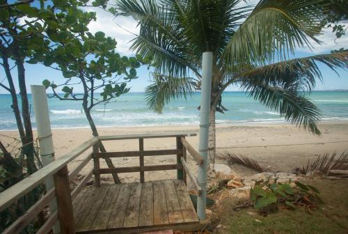 plaža, Beachfront Apt on Aguada-5min from Rincon in Aguada