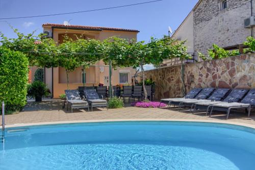 Charming villa Petroro with pool, 900m from the beach - Location, gîte - Peroj