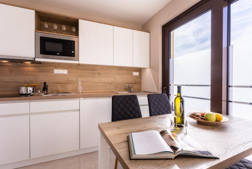 廚房, VSG Resort - 200m from Beach, Pool, Sauna & Jacuzzi in 金莫