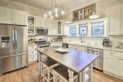 Country-Chic Cotter Home with Outdoor Living Space! in Cotter, USA