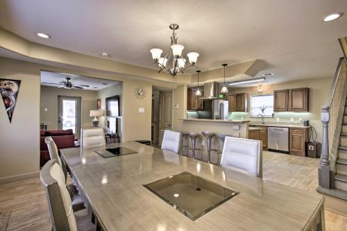 Walk to City Park Contemporary NOLA Home in 斯萊德爾