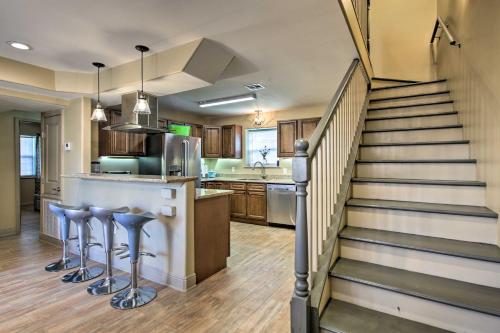 Walk to City Park Contemporary NOLA Home in 斯萊德爾