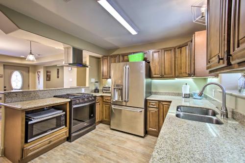 Walk to City Park Contemporary NOLA Home in 斯萊德爾