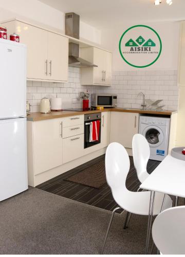 Aisiki Living at Upton Rd, Multiple 1, 2, or 3 Bedroom Apartments, King or Twin beds with FREE WIFI and PARKING