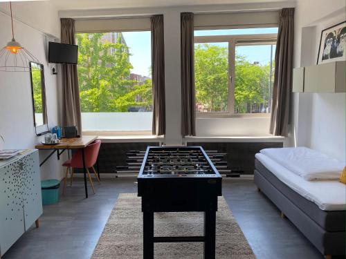 2 twin beds, 1 sofa bed