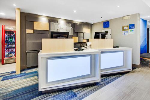 ทัศนียภาพภายนอกโรงแรม, Holiday Inn Express Dublin By IHG in ดับลิน (VA)