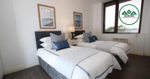 Aisiki Living at Upton Rd, Multiple 1, 2, or 3 Bedroom Apartments, King or Twin beds with FREE WIFI and PARKING