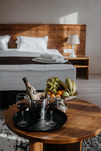 1 king bed, 1 sofa bed