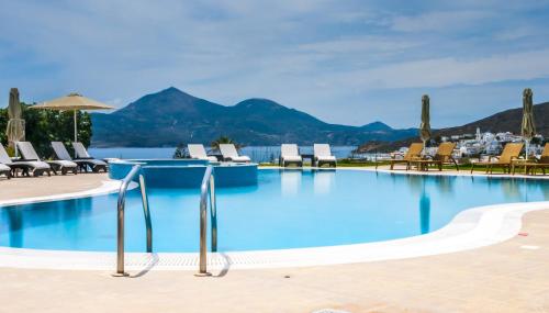 Swimming pool, Santa Maria Luxury Suites & Spa in Milos Island