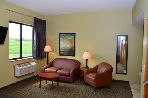 Cobblestone Inn & Suites - Newton Set in a prime location of Newton (IA), Boulders Inn & Suites - Newton puts everything the city has to offer just outside your doorstep. Both business travelers and tourists can enjoy the hotels faci