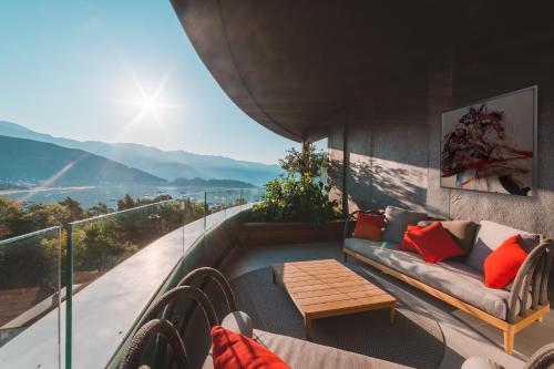 Two-Bedroom Suite with Balcony and Panoramic View image 4