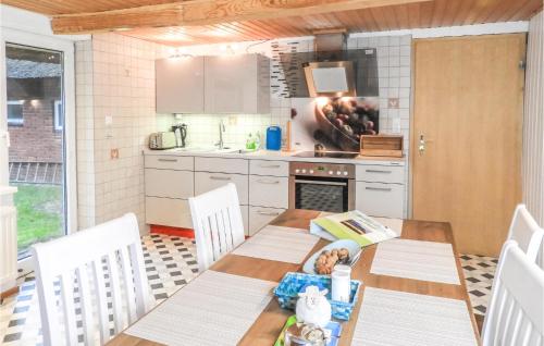 virtuve, Nice Home In Langenhorn With Wifi in Langenhorn (Schleswig-Holstein)
