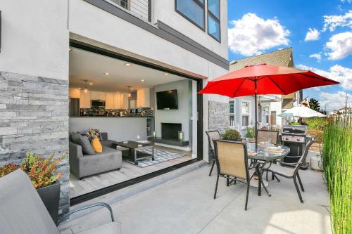 308 35th Street, Unit A Lower in Newport Beach, USA