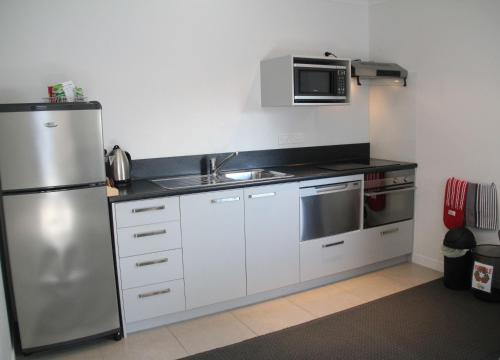Kitchen, Pukekura Motor Lodge in New Plymouth