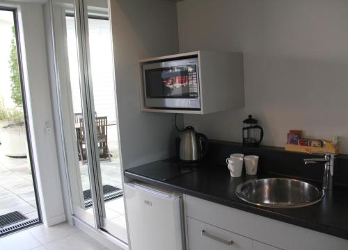 Kitchen, Pukekura Motor Lodge in New Plymouth
