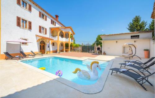  Nice Home In Motovun With Wifi, Outdoor Swimming Pool And Sauna, Unterkunft in Motovun