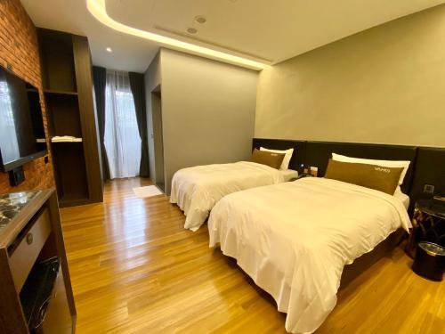 2 twin beds