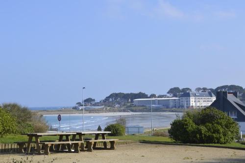 Rez de jardin avec piscine, vue directe sur la plage à 40 m