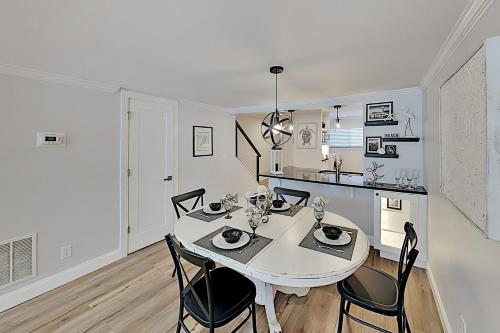 Beautifully Remodeled Villa 2 On-Site Pools condo - image 4