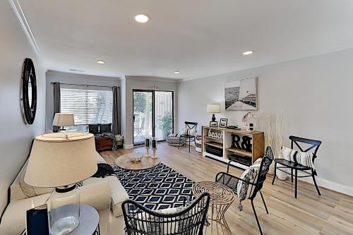 Beautifully Remodeled Villa 2 On-Site Pools condo - image 6