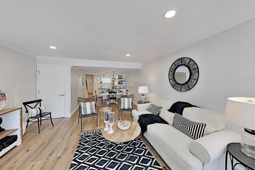 Beautifully Remodeled Villa 2 On-Site Pools condo - image 7