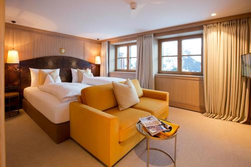 1 king bed, 2 sofa beds