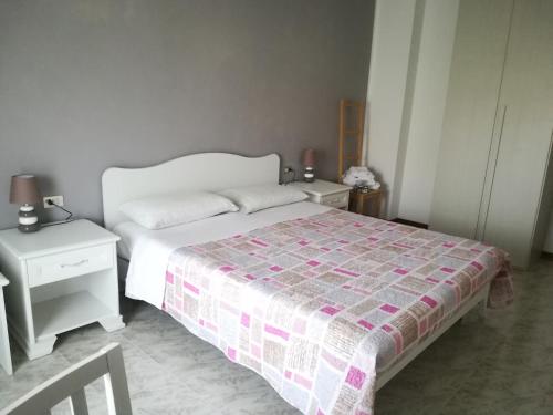 Deluxe Double Room (2 Adults + 1 Child) with Private External Bathroom