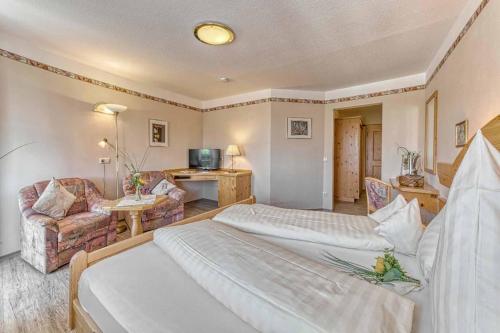 1 queen bed, 1 twin bed
