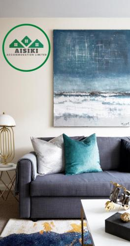 Aisiki Living at Alexandra Road, 2 Bedrooms & 2 Bathrooms with King or Twin beds and with FREE Wi-Fi & PARKING