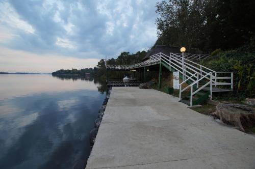 The Waterfront Country Lodge