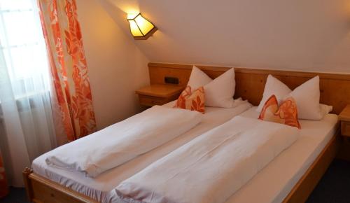 3 twin beds