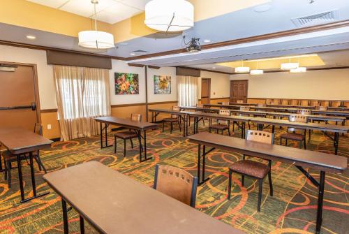 La Quinta Inn & Suites by Wyndham Bentonville