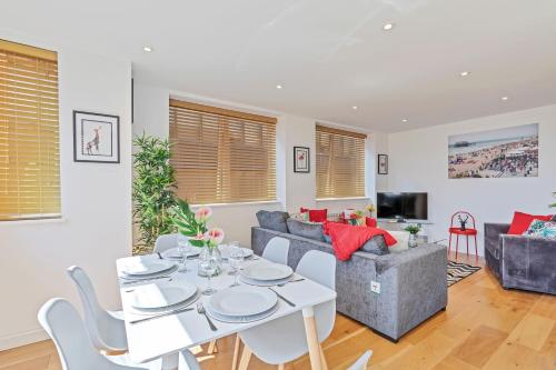 Urban Heights - two bedroom two bathroom loft style apartment - fast wifi - image 8