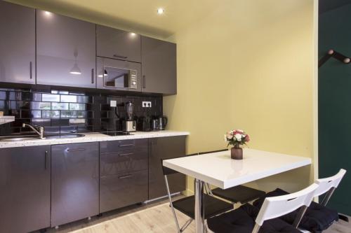 Modern 1br with terrace 5 min from Biarritzs Grande Plage Welkeys