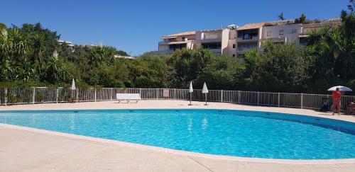 Swimming pool, Appartement Graphique Welkeys in Laval