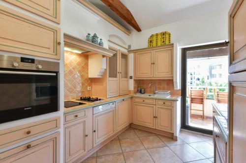 Kitchen, Appartement Graphique Welkeys in Laval