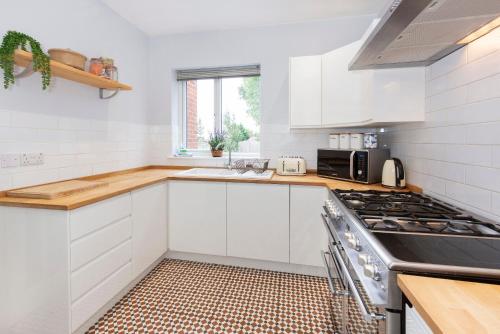 Konyha, Woodlea House with Hot tub with Free Parking in Acomb