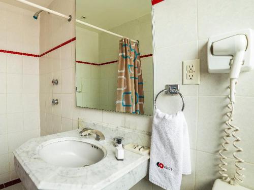 Ayenda Frida Costa Azul Hotel Costa Azul is a popular choice amongst travelers in Mexico City, whether exploring or just passing through. The hotel offers guests a range of services and amenities designed to provide comfort 
