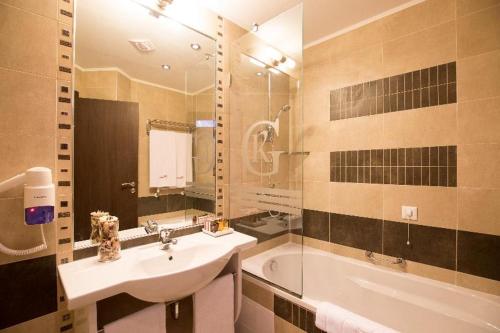 Grami Hotel Sofia, София (фото 11)