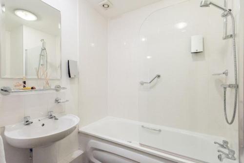 PREMIER SUITES Birmingham, Бирмингем (фото 8)