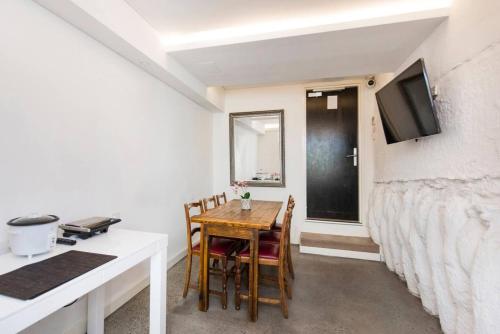 Home Away From Home - Charming Rooftop Terrace
