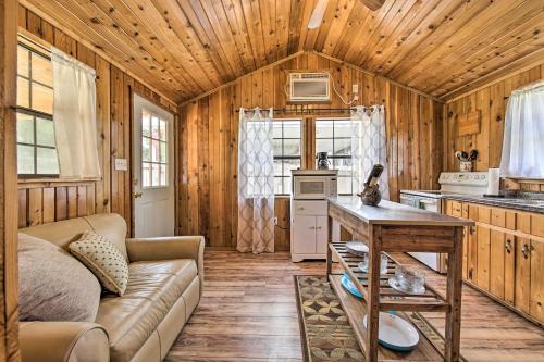 Couples Cabin with Luxury Deck, 1 Mi to Canyon Lake! 