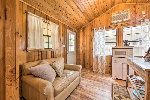 Couples Cabin with Luxury Deck, 1 Mi to Canyon Lake!