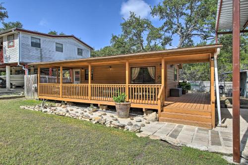 Couples Cabin w/ Luxury Deck, 1 Mi to Canyon Lake!, Canyon Lake (foto 4)