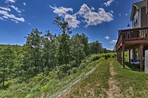 Retreat with Game Room and Deck, 1 Mi to Camelback in Tannersville, USA