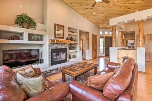 Unwind Fireside Dog-Friendly Show Low Townhome!