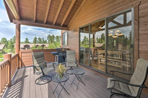 Updated Show Low Townhome with Balcony and Grill!
